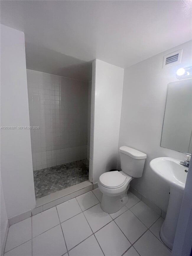 Building Photo - 801 Brickell Bay Dr