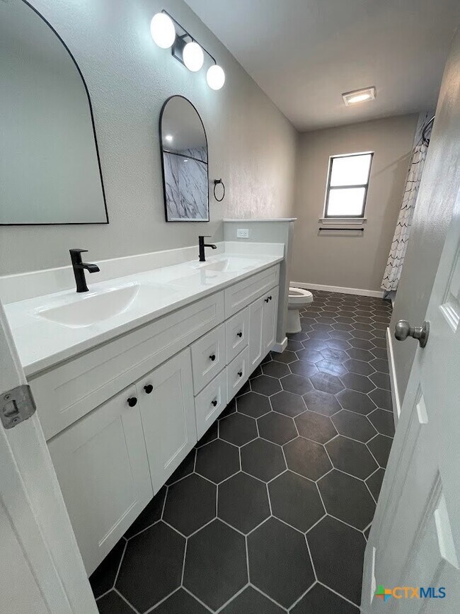 Building Photo - 744 Hill Top Dr