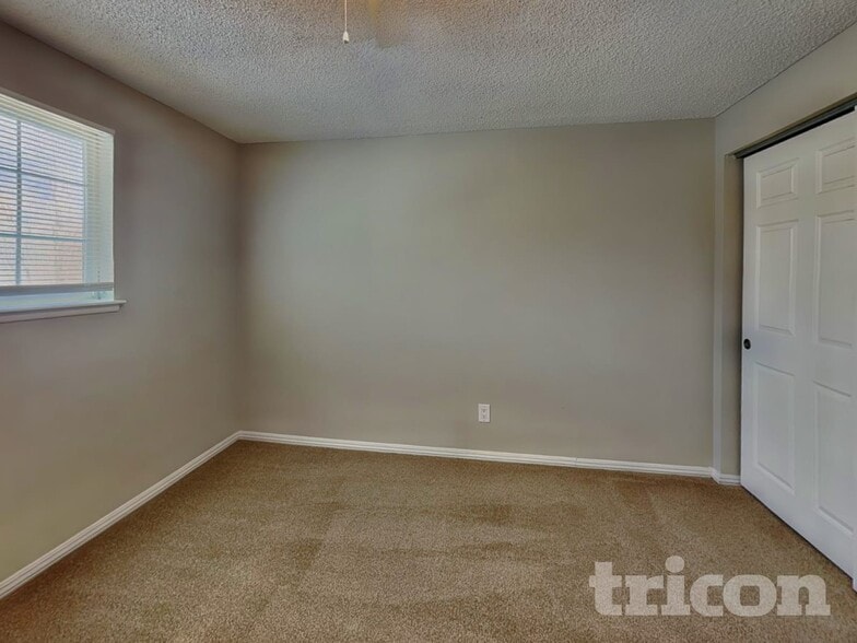 Building Photo - 2255 Howard Dr