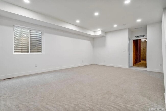 Building Photo - Contemporary Townhome in an Exceptional Su...