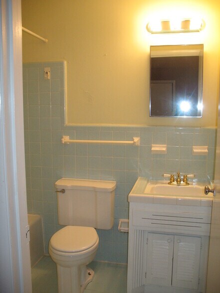 Building Photo - 2513 Ashwood Ave