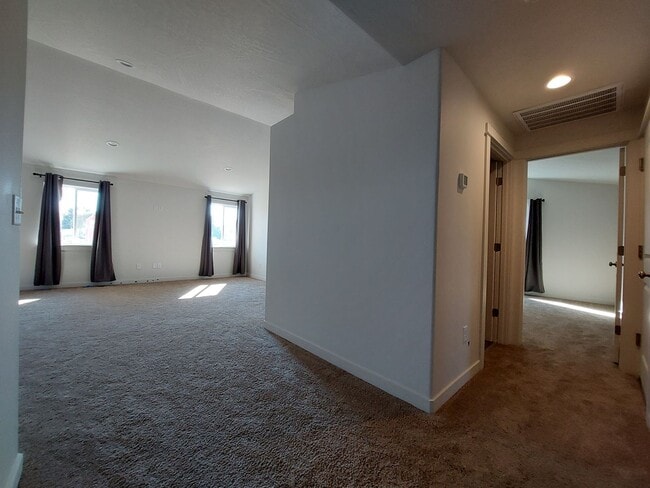 Building Photo - 3 bed 2 bath house