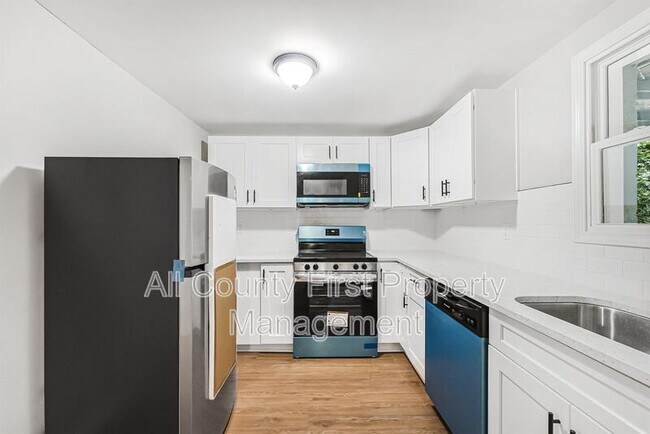 Building Photo - 2845 3rd Ave SW