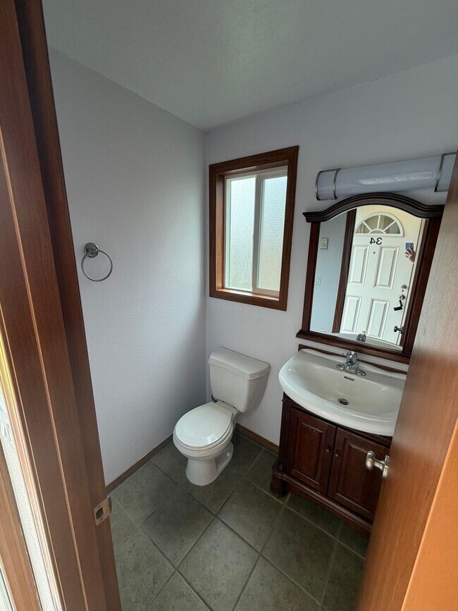 Building Photo - 1ST  FULL  MONTH'S  RENT  FREE    Pet-friendly Townhouse Near Parks and Downtown Newberg Showings...