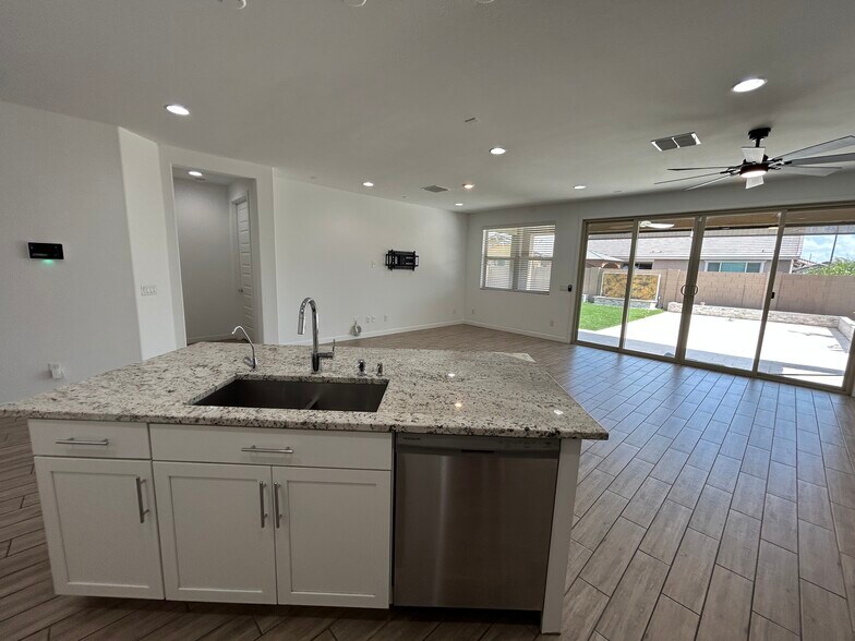 Building Photo - 2241 E Meadowview Ct