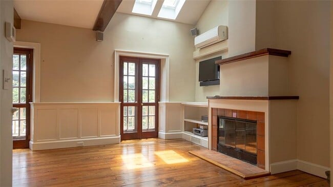 Building Photo - 113 Coggeshall Ave