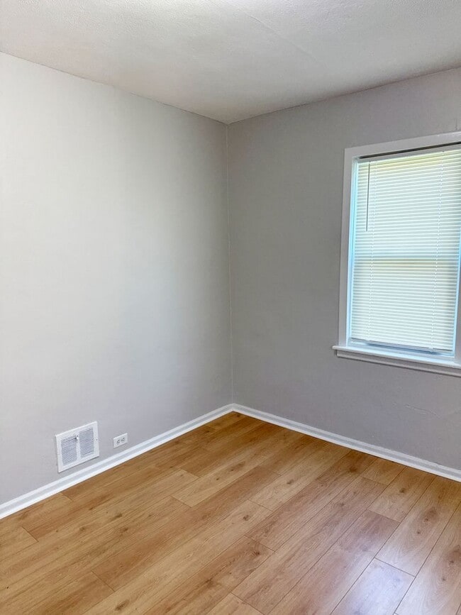 Building Photo - Move in Ready...917 Grand Ave, Madison, IL...