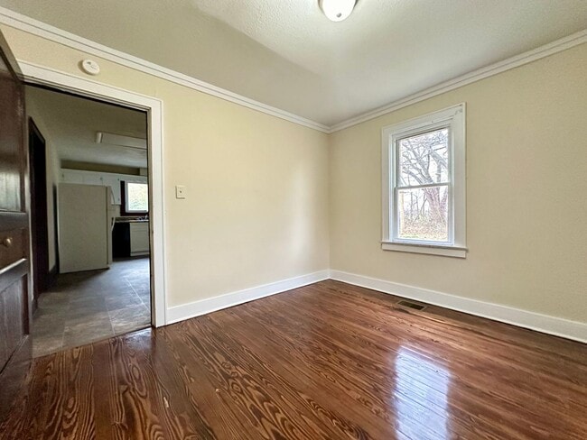 Building Photo - 811 Pembroke Oak Grove Rd