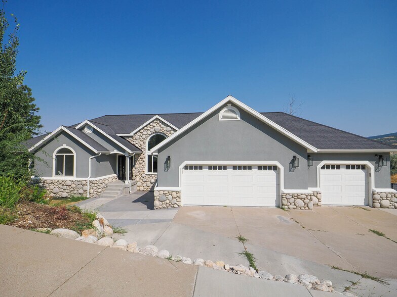 Building Photo - 2368 Maple Hills Dr