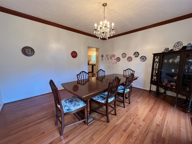 Building Photo - Spectacular 3 Bed 3.5 Bath Brick Home in Scenic Riverview Estates