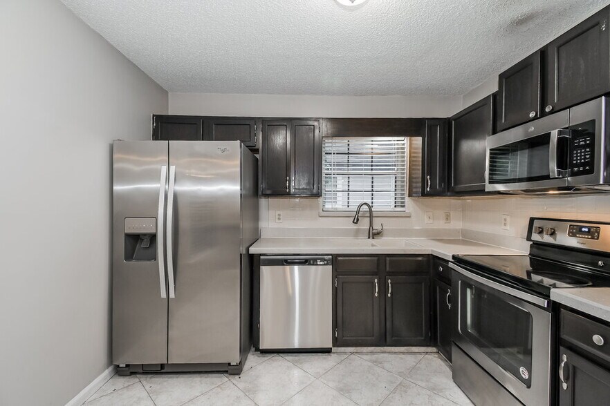 Building Photo - 3571 Barbizon Ct