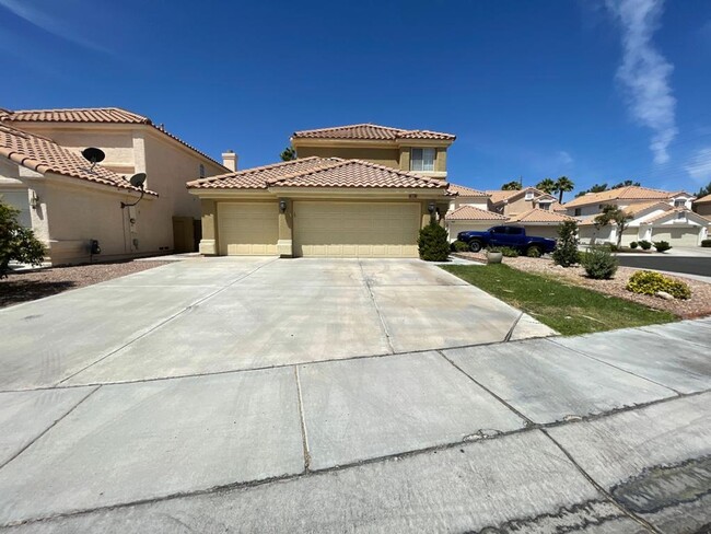 Building Photo - Amazing Peccole Ranch Home 4 beds & Pool