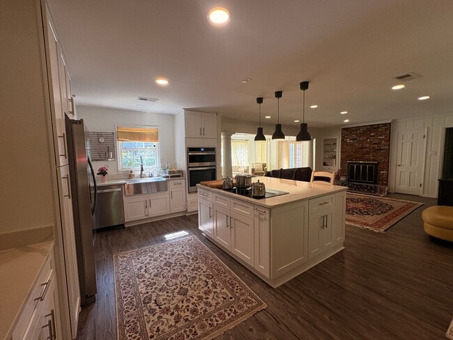 Building Photo - Renovated Home In The Heart Of East Memphis! Fully Fenced Backyard! No Carpet!
