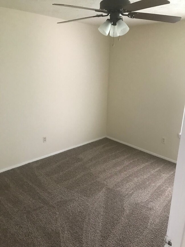 Building Photo - TWO BEDROOM DUPLEX WITH FENCED BACK YARD AVAILABLE 7/27/2026.