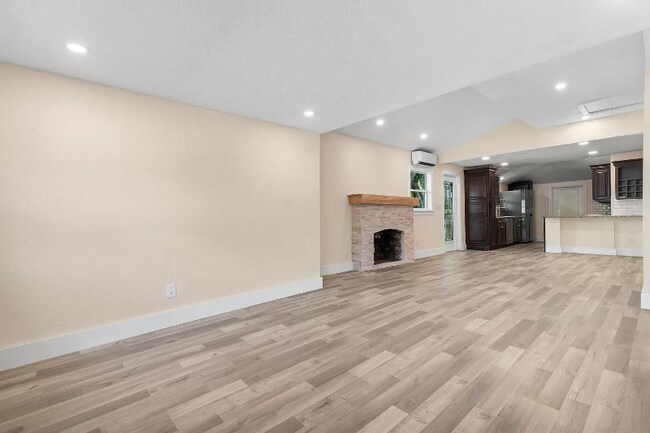 Building Photo - 710 S Pine St