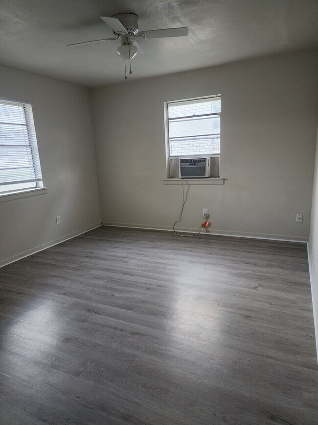 Building Photo - 405 Robertson Ave