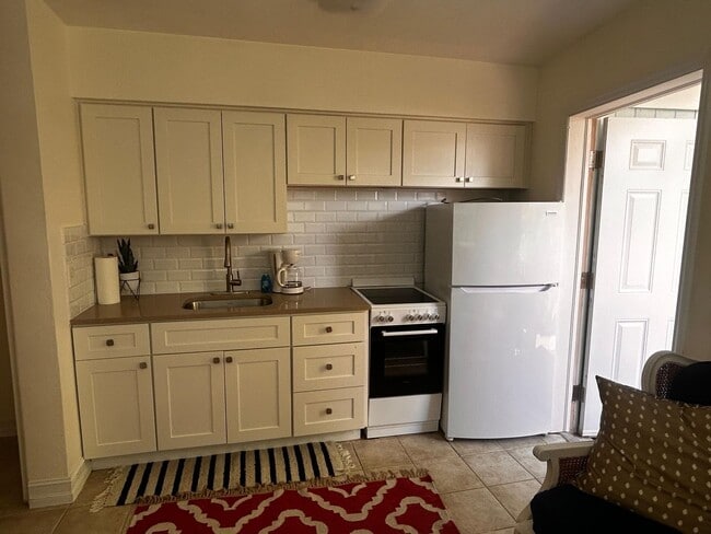 Building Photo - Unfurnished Beautiful Studio Retreat in Treasure Island – Minutes from the Beach!