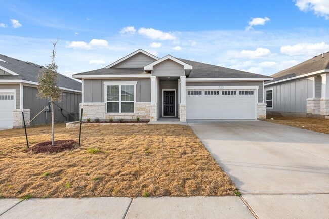 Primary Photo - 737 Gingham Trl