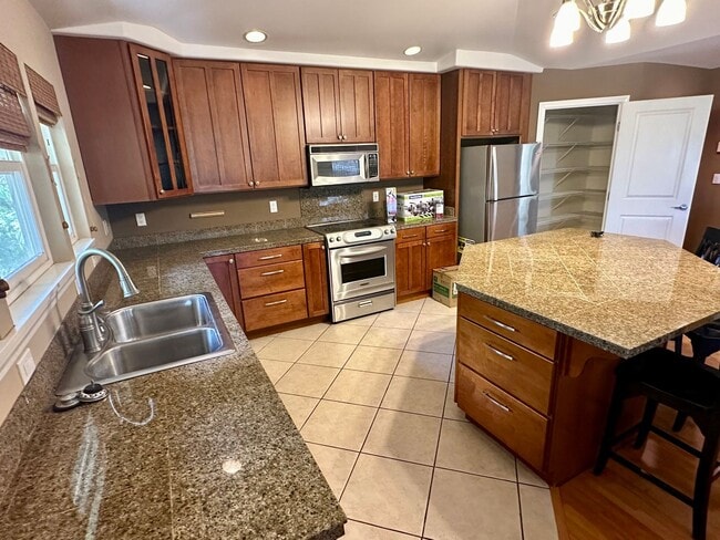 Building Photo - Spacious Home Close to Beaches, Shopping and More in South Maui!