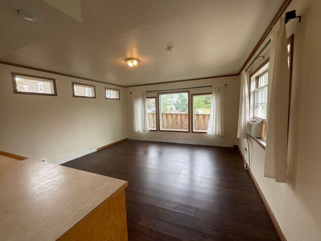 Building Photo - 3 Bed, 2 Bath Home with 2- Car Garage/Shop...