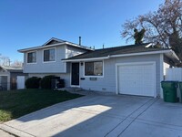 Building Photo - 4 Bedroom/3 bath in NW Reno