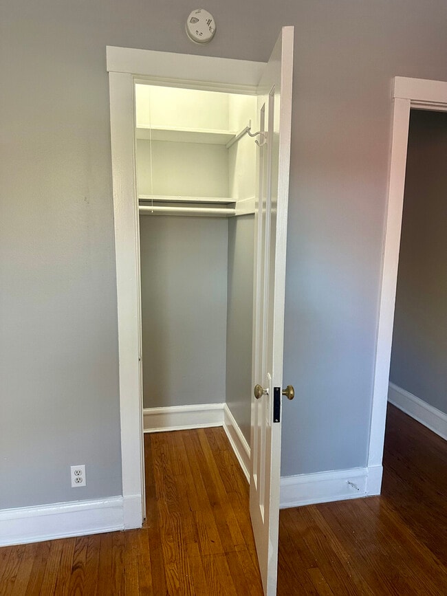 Building Photo - 6442 N Bosworth Ave