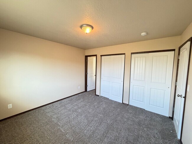 Building Photo - Radiant Lake Rancher