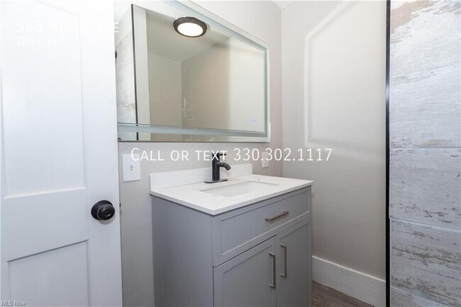 Building Photo - Three bedroom one bathroom home for rent