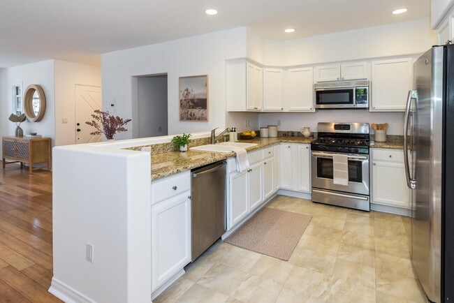 Building Photo - "Chic 1-Bed Retreat on Castillo: 870 Sq Ft...