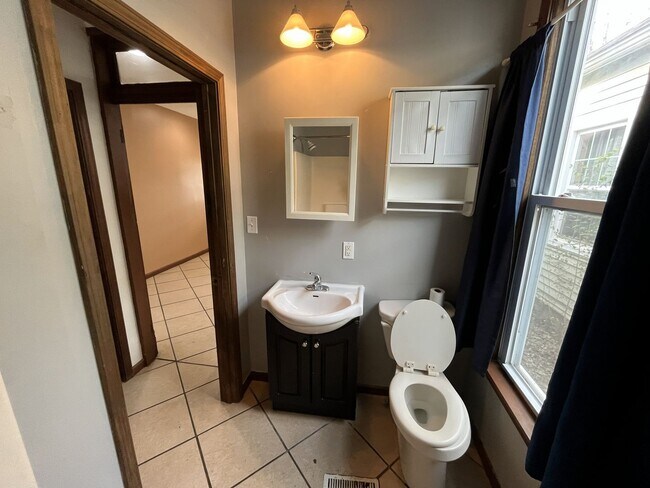 Building Photo - 2 Bedroom House For Rent