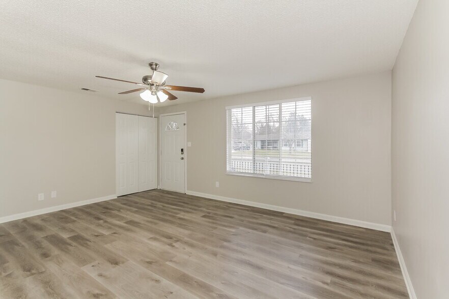 Building Photo - 2400 Parkhighland Ct