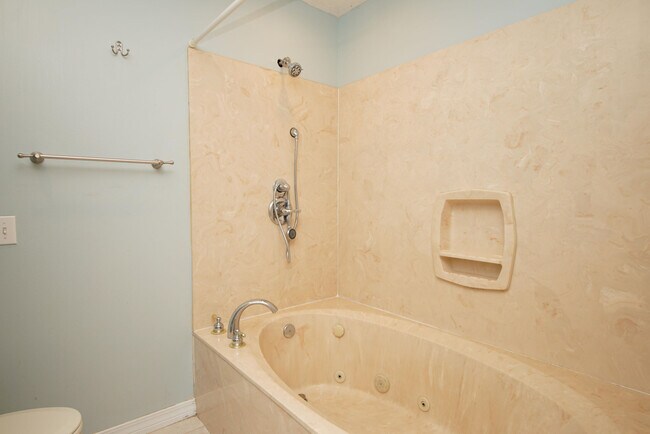 Building Photo - 223 S Bayshore Dr