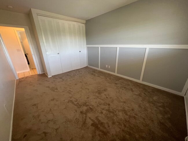 Building Photo - 1050 E Sample Rd