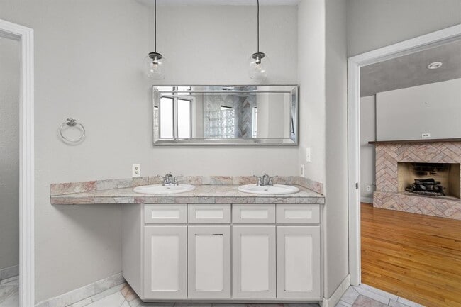 Building Photo - 2203 Lindell Ave