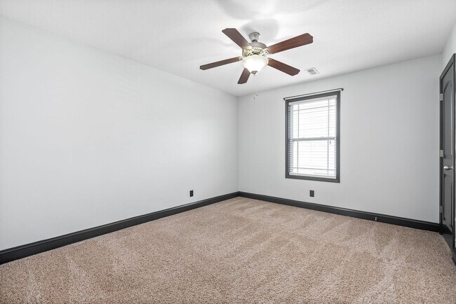 Building Photo - Pet Friendly Three Bedroom with Bonus in R...