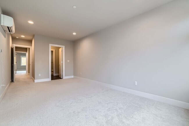 Building Photo - New Construction!  Spacious Modern Townhome in Edmonds.