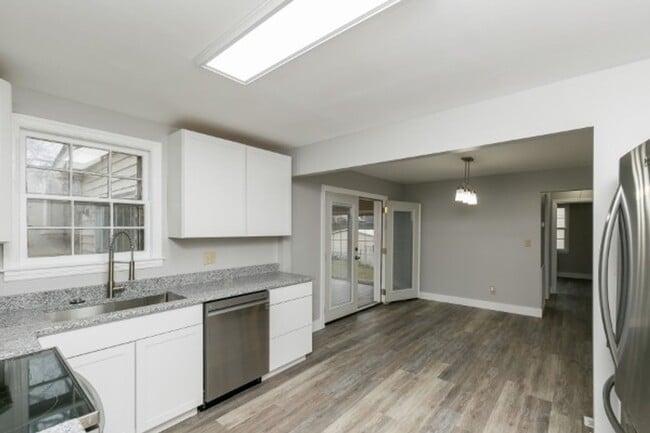 Building Photo - Beautiful Donelson Home in Great Location ...