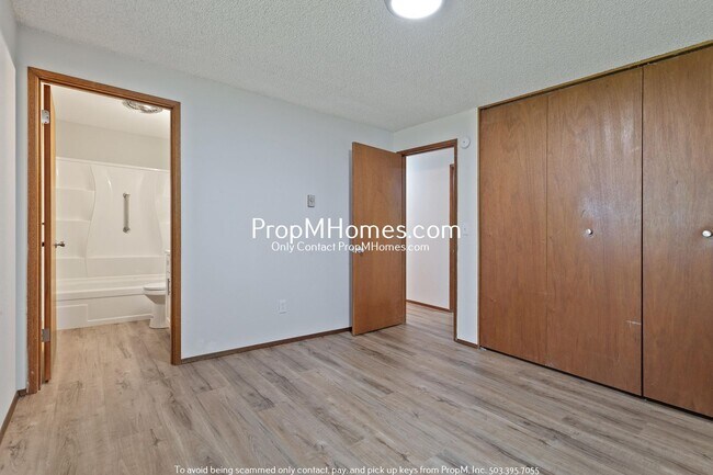 Building Photo - 5870 SW 192nd Ave