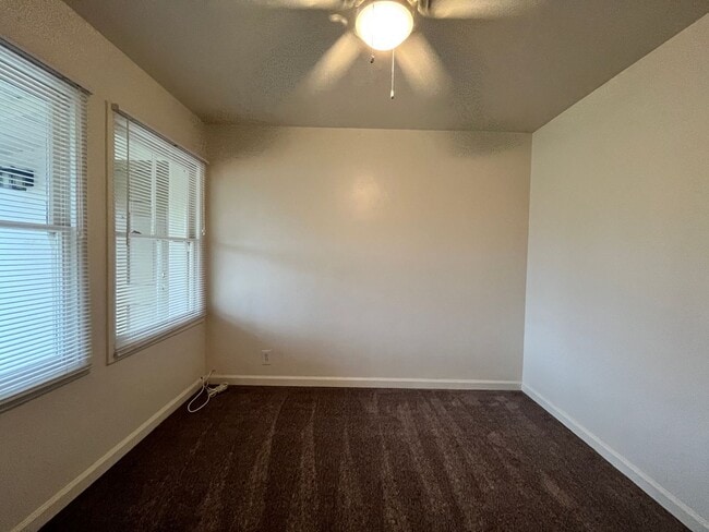 Building Photo - Centrally located 3-bedroom house