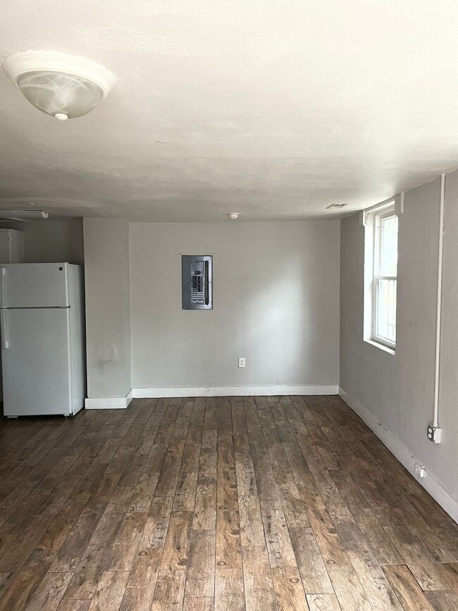 Building Photo - Centrally located one bedroom