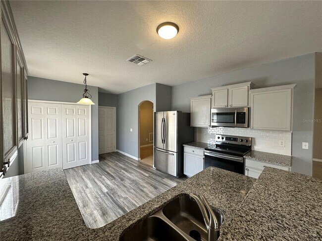 Building Photo - 558 Knollwood Dr