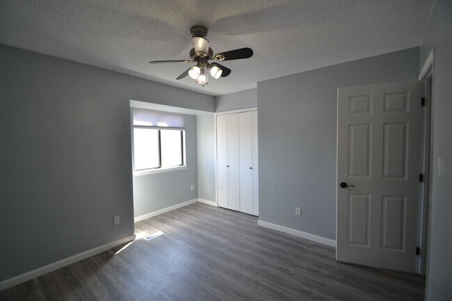 Building Photo - Available NOW, 2 bedroom townhome w/ AC - ...