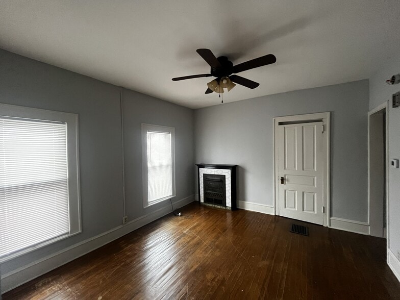 Living Room 12x13 - 319 W Dutton St