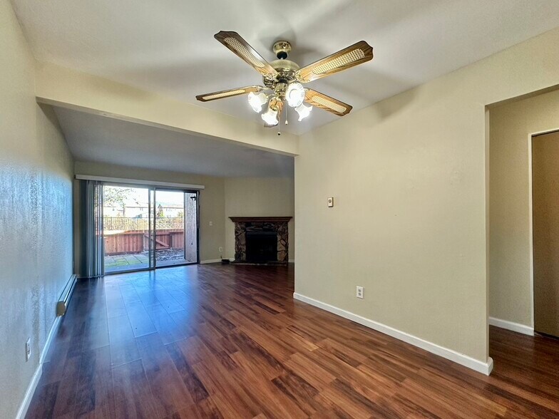 Building Photo - 1460 Parkway Dr