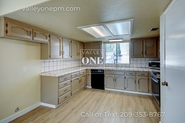Building Photo - 2232 Ridgeway Dr