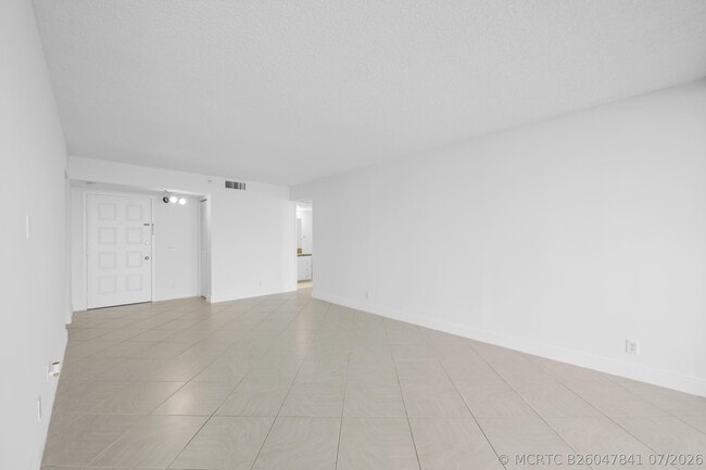Building Photo - 105 Lake Emerald Dr