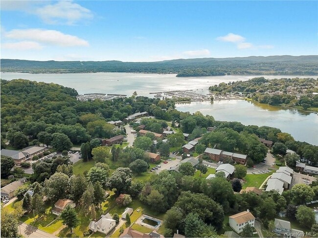 Building Photo - 126 Coachlight Square