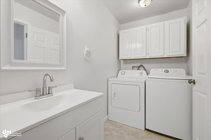 Building Photo - 1000 E Dellwood St