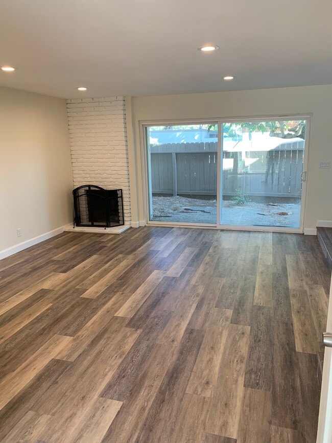 Building Photo - 16765 Barefoot Cir