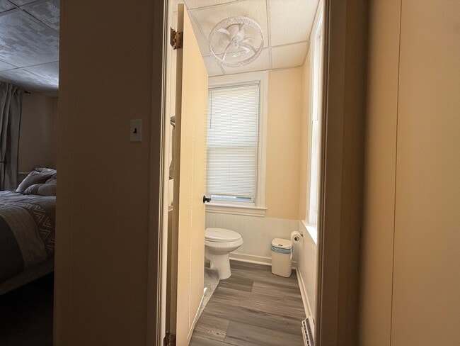 Building Photo - 400 Maple St